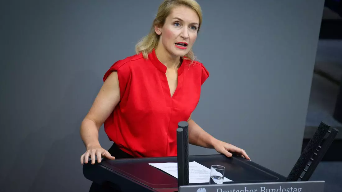Statt Sanktionen brauche es eine bessere Ausstattung für die Jobcenter, meint die Linken-Chefin Ines Schwerdtner. (Archivbild)  - Bild: Bernd von Jutrczenka/dpa