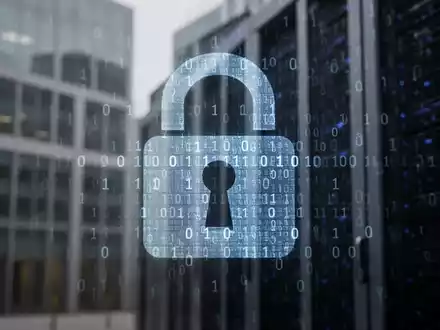 Ein stilisiertes digitales Vorhängeschloss, überlagert mit Binärcode, symbolisiert Datenschutz und Datensicherheit. Im Hintergrund eine verschwommene Konzernfassade. - Foto: über boerse-global.de