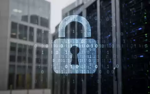 Ein stilisiertes digitales Vorhängeschloss, überlagert mit Binärcode, symbolisiert Datenschutz und Datensicherheit. Im Hintergrund eine verschwommene Konzernfassade. - Foto: über boerse-global.de