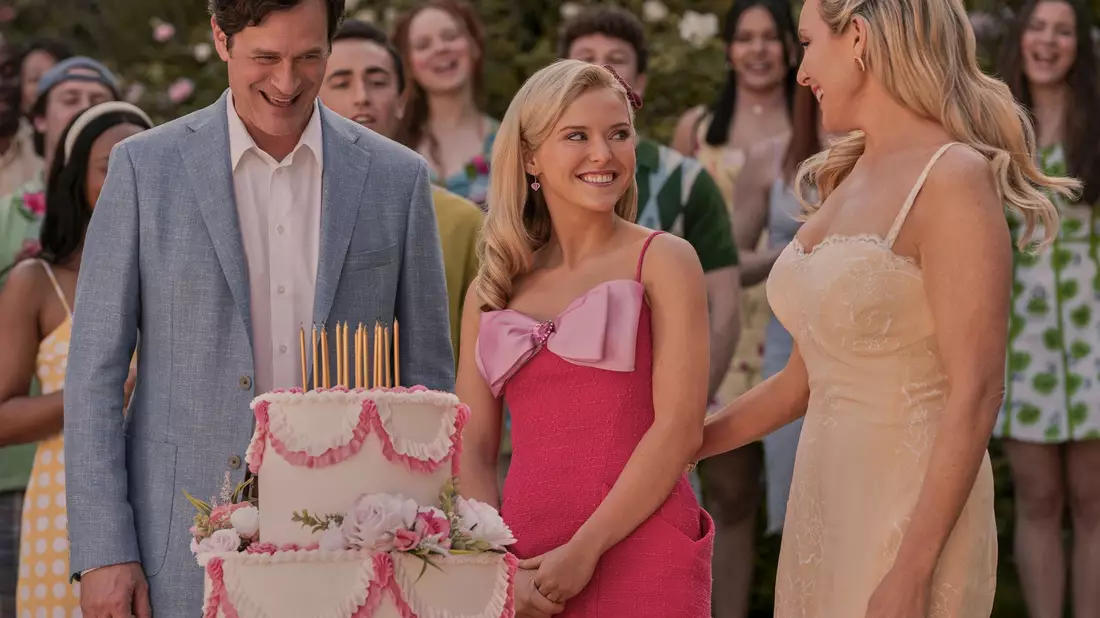 Einst wurde Elle von Reese Witherspoon gespielt, im Prequel tritt Lexi Minetree (mittig im Bild) in die Fußstapfen des Hollywood-Stars. - Bild: Jessica Brooks/Amazon Prime/dpa