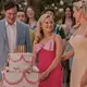 Einst wurde Elle von Reese Witherspoon gespielt, im Prequel tritt Lexi Minetree (mittig im Bild) in die Fußstapfen des Hollywood-Stars. - Bild: Jessica Brooks/Amazon Prime/dpa