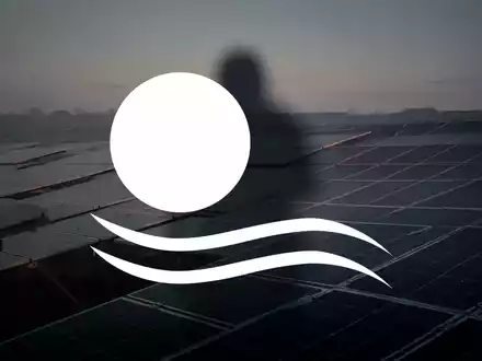 Dramatische Aufnahme von Solarmodulen bei Sonnenuntergang mit einem Schatten, der auf rechtliche Probleme und Marktunsicherheit hindeutet. - Foto: über boerse-global.de