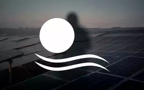 Dramatische Aufnahme von Solarmodulen bei Sonnenuntergang mit einem Schatten, der auf rechtliche Probleme und Marktunsicherheit hindeutet. - Foto: über boerse-global.de
