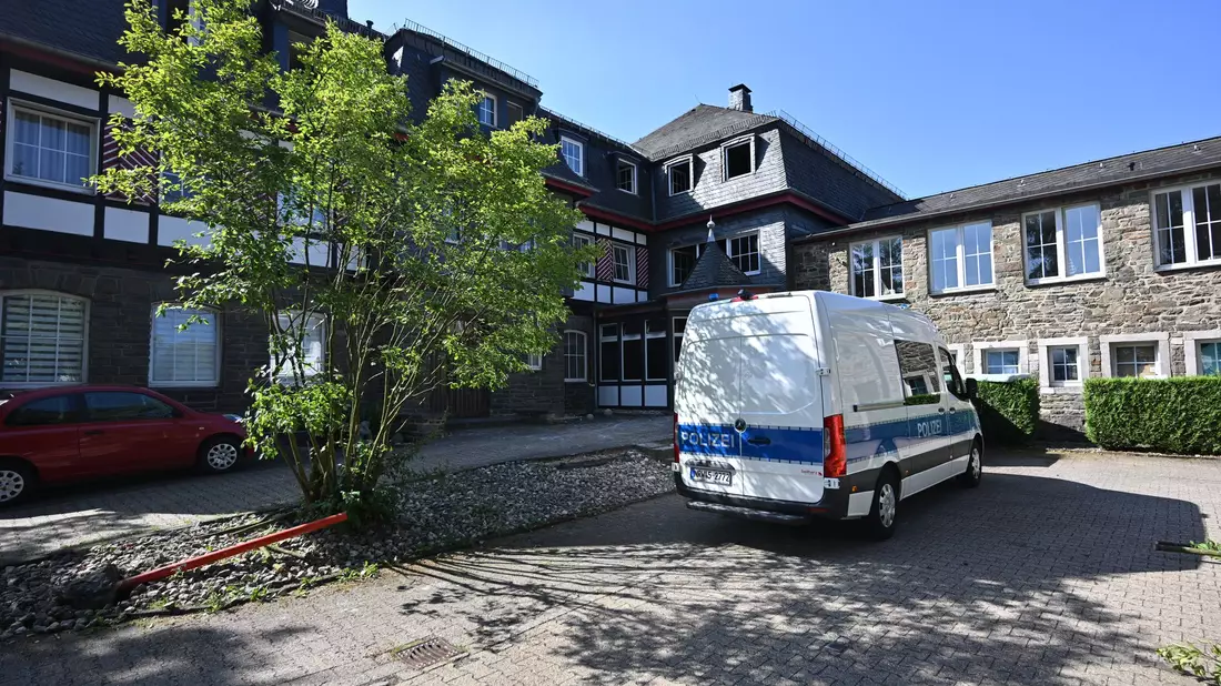 Bei einem Brand in einem Wohnkomplex in Monschau sind drei Menschen ums Leben gekommen.  - Bild: Henning Kaiser/dpa