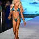 Achtzig Jahre nach seiner Erfindung wird der Bikini - hier getragen von Model Alix Earle bei einer Bademodenschau - immer knapper. (Illustration) - Bild: Scott Roth/Invision/AP/dpa