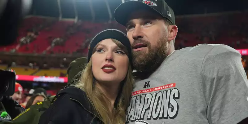 Geben sich vermutlich sehr bald das Jawort: Sängerin Taylor Swift und Footballer Travis Kelce. - Foto: Charlie Riedel/AP/dpa