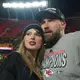 Geben sich vermutlich sehr bald das Jawort: Sängerin Taylor Swift und Footballer Travis Kelce. - Bild: Charlie Riedel/AP/dpa