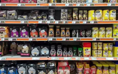 Kaffee und Tee im Supermarkt (Archiv) - Foto: via dts Nachrichtenagentur
