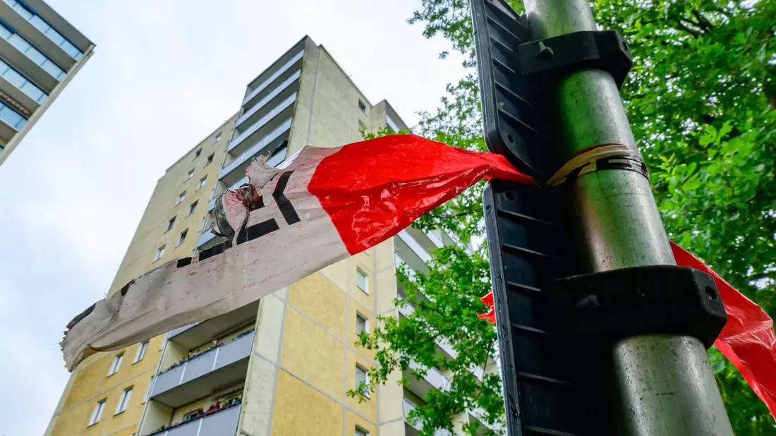 Am Morgen nach dem Sturz hängt noch Absperrband der Polizei an einem Mast. - Bild: Patrick Pleul/dpa