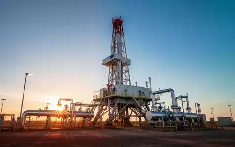 Eine moderne Erdgasförderanlage bei Sonnenaufgang, die auf fortschrittliche Technologie und Energiepotenzial hinweist. - Foto: über boerse-global.de