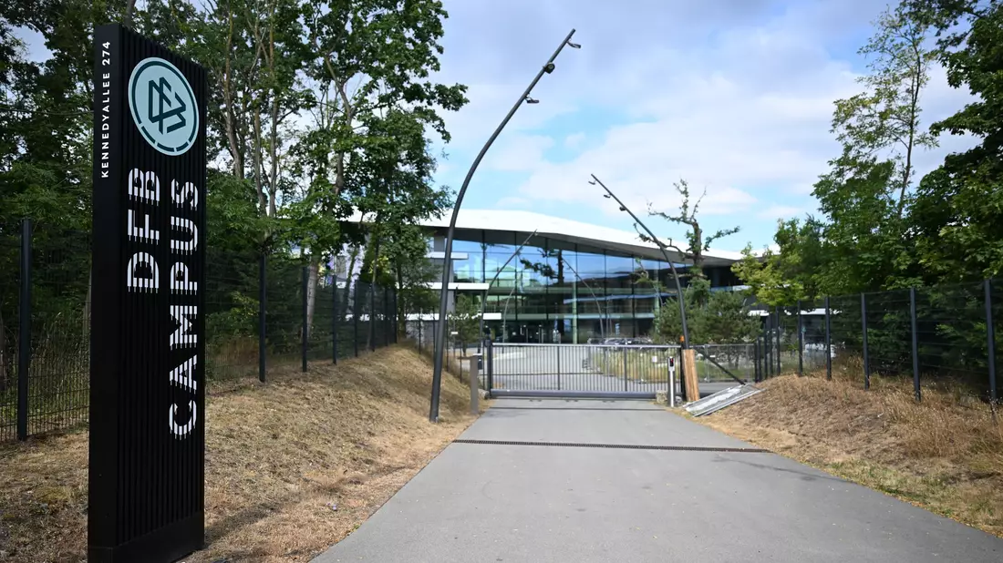 Wegen Korruptionsverdachts im Zusammenhang mit der Fußball-EM 2024 in Deutschland haben Ermittler bundesweit zahlreiche Stadtverwaltungen und die DFB-Zentrale in Frankfurt am Main durchsucht. - Bild: Florian Wiegand/dpa