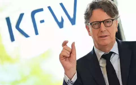 KfW-Chef Wintels sieht zu viele Investitionsprojekte in der Warteschleife.  - Foto: Arne Dedert/dpa