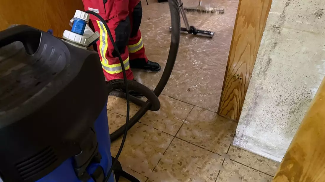 FW Wathlingen: Kirchenkeller unter Wasser - Neue Technik der Ortsfeuwehr Nienhagen im Einsatz - Bild: presseportal.de