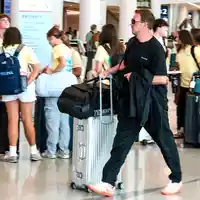 Bundestrainer Julian Nagelsmann läuft durch den Flughafen in Charlotte. - Foto: Jan Woitas/dpa