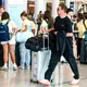 Bundestrainer Julian Nagelsmann läuft durch den Flughafen in Charlotte. - Bild: Jan Woitas/dpa