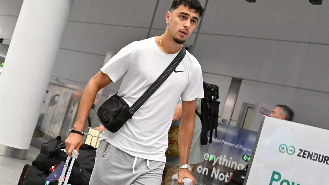 Aleksandar Pavlovic bei seiner Ankunft am Flughafen in München. - Bild: Peter Kneffel/dpa