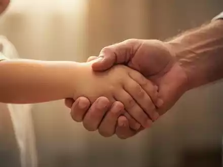Eine Kinderhand hält sanft die Hand eines Erwachsenen, symbolisiert Unterstützung und Schutzbedürftigkeit bei psychischen Erkrankungen. - Foto: über boerse-global.de