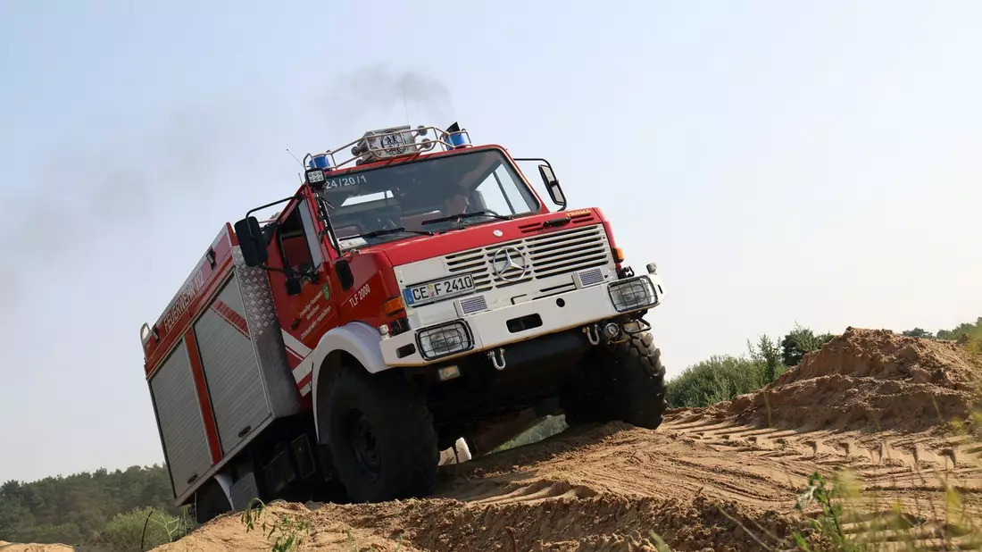 FW Hambühren: Maschinisten der Ortsfeuerwehr Hambühren führen praktisches Geländefahrtraining durch - Bild: presseportal.de
