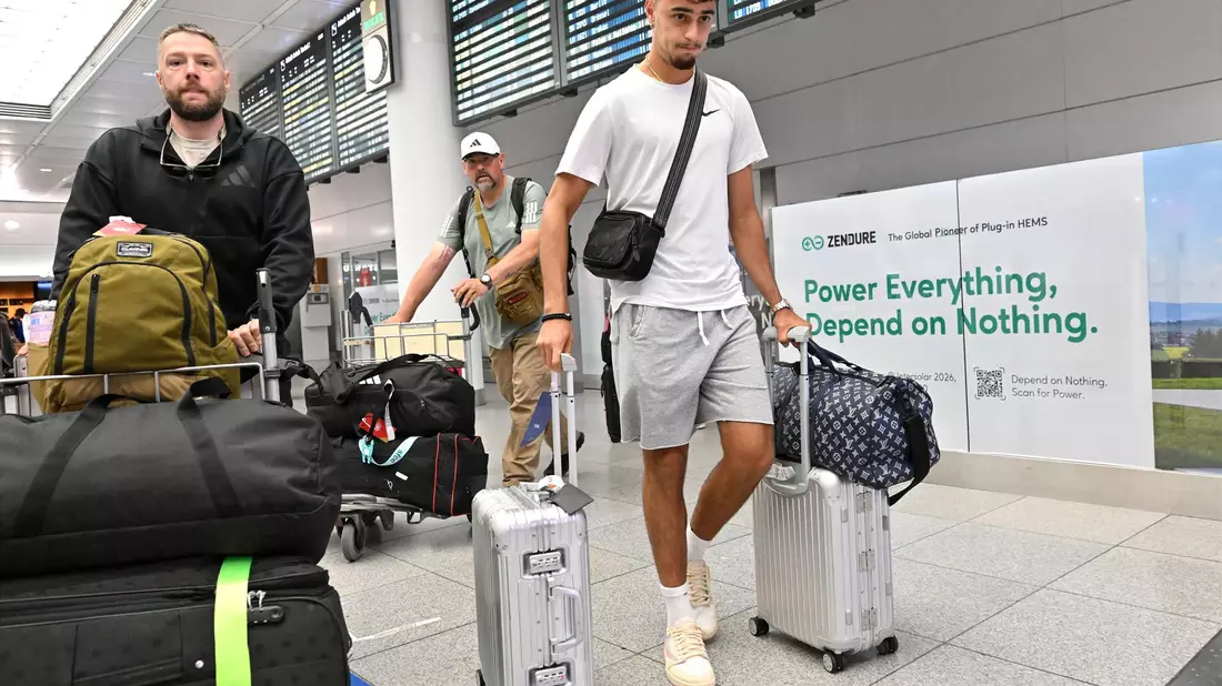 Aleksandar Pavlovic bei seiner Ankunft am Flughafen in München. - Bild: Peter Kneffel/dpa