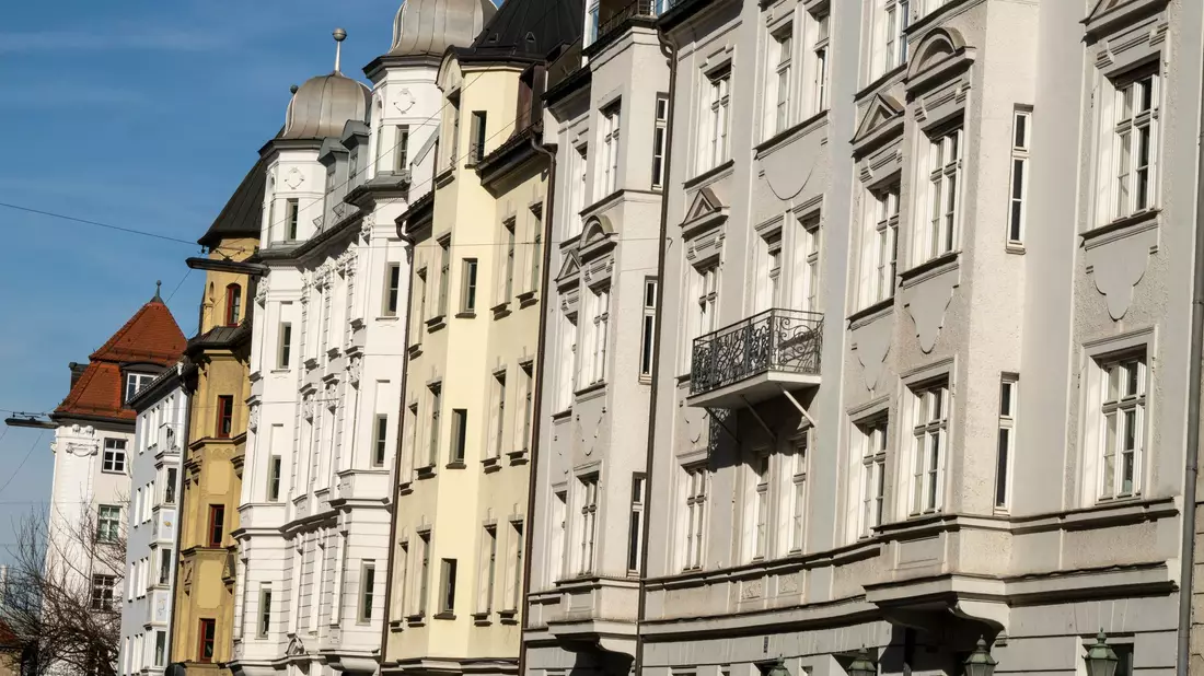 Wohnungen in München: Gerade im Süden von Deutschland sind die Immobilienpreise stärker gestiegen als die Einkommen - Bild: Peter Kneffel/dpa