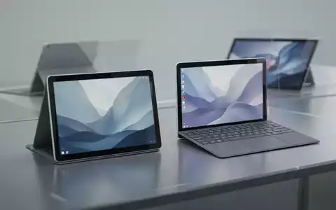 Ein Microsoft Surface Go Tablet und ein Surface Laptop Go auf einem Schreibtisch, im Hintergrund ein verschwommenes Premium Surface Pro. - Foto: über boerse-global.de