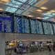 Auf einer Anzeigetafel am Flughafen war von witterungsbedingten Einschränkungen die Rede. - Bild: Manuel Schwarz/dpa