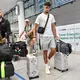 Aleksandar Pavlovic bei seiner Ankunft am Flughafen in München. - Bild: Peter Kneffel/dpa
