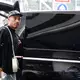 Jamie Leweling setzte seine Heimreise in einem schwarzen Kleinbus fort. - Bild: Florian Wiegand/dpa