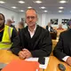 Zwei Kläger mit ihrem Anwalt. - Bild: Britta Schultejans/dpa