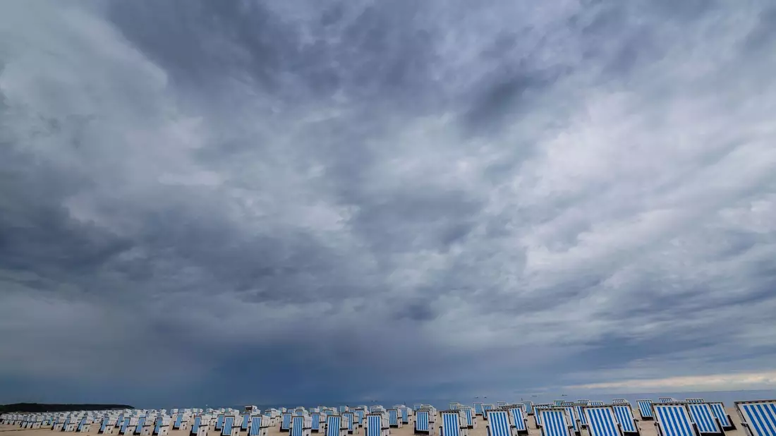 Im Norden und Nordwesten zeigen am Donnerstag sich viele Wolken am Himmel und gebietsweise fällt schauerartiger Regen - Bild: Jens Büttner/dpa