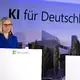 Microsoft-Deutschlandchefin Agnes Heftberger beim Spatenstich für eins der drei bereits bekannten KI-Rechenzentren von Microsoft im Rheinischen Revier im März. (Archivbild) - Bild: Wolf von Dewitz/dpa