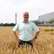 Grevenbroichs Bürgermeister Klaus Krützen (SPD) auf dem Grundstück, wo noch ein Weizenfeld ist - künftig soll dort das Microsoft-Rechenzentrum stehen.  - Bild: Stadt Grevenbroich/dpa