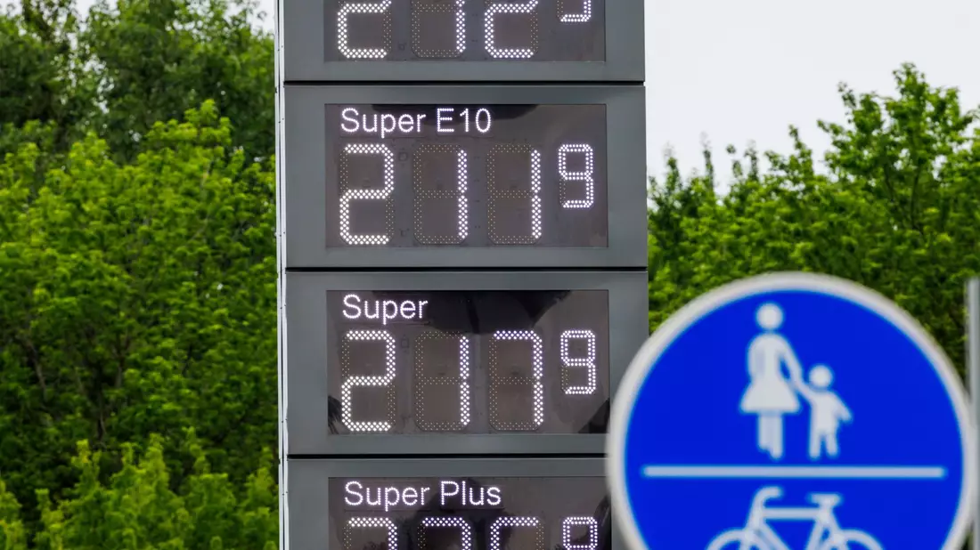 Nach dem Mittagssprung lagen Benzin und Diesel im bundesweiten Durchschnitt deutlich über 2 Euro pro Liter. - Bild: Jens Büttner/dpa