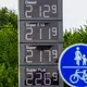 Nach dem Mittagssprung lagen Benzin und Diesel im bundesweiten Durchschnitt deutlich über 2 Euro pro Liter. - Bild: Jens Büttner/dpa