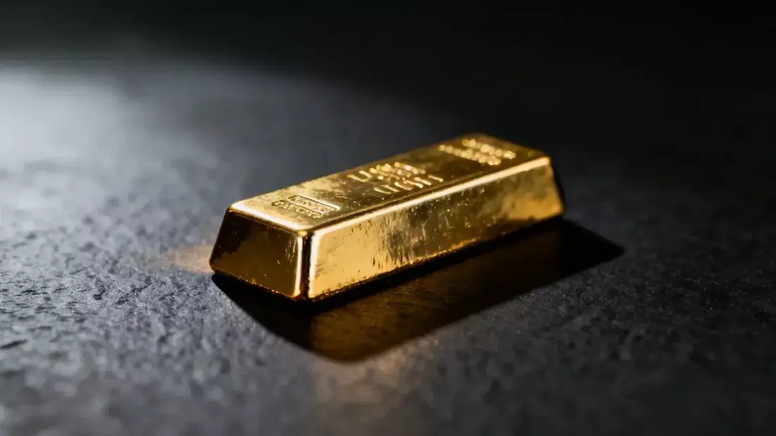Gold Near $4,000 as Death Cross, Hawkish Fed Clash with Central Bank Buying
