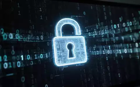 Ein leuchtendes digitales Schloss-Symbol auf einem dunklen Bildschirm mit fließendem binärem Code im Hintergrund, symbolisiert Cybersicherheit. - Foto: über boerse-global.de