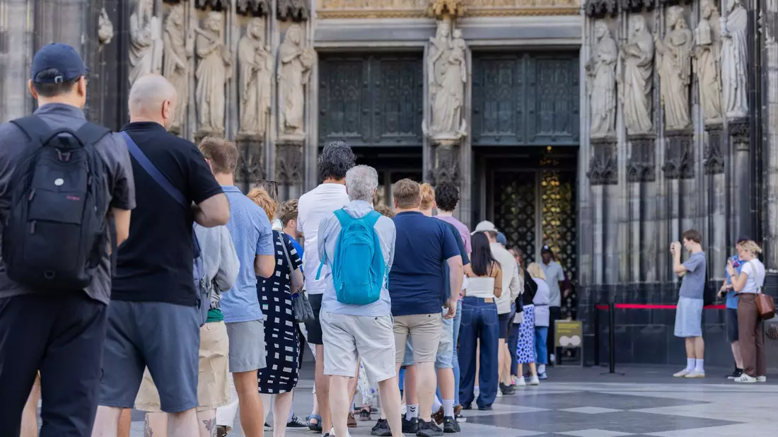 Vor Einlassbeginn bildete sich eine kleine Schlange vor dem Dom-Haupteingang. - Bild: Rolf Vennenbernd/dpa