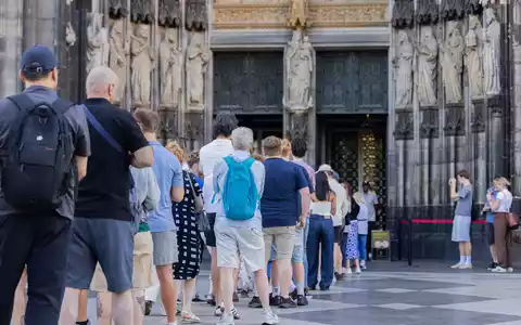 Vor Einlassbeginn bildete sich eine kleine Schlange vor dem Dom-Haupteingang. - Foto: Rolf Vennenbernd/dpa