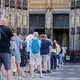 Vor Einlassbeginn bildete sich eine kleine Schlange vor dem Dom-Haupteingang. - Bild: Rolf Vennenbernd/dpa