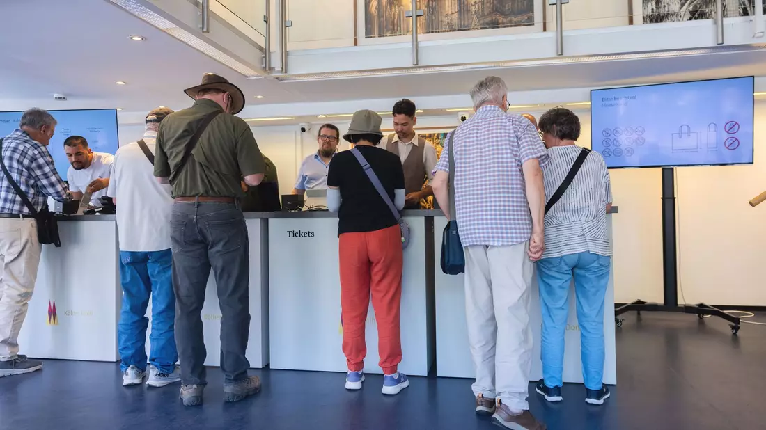 Am Roncalliplatz 2, südlich des Doms, werden Tickets verkauft. - Bild: Rolf Vennenbernd/dpa