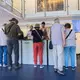 Am Roncalliplatz 2, südlich des Doms, werden Tickets verkauft. - Bild: Rolf Vennenbernd/dpa