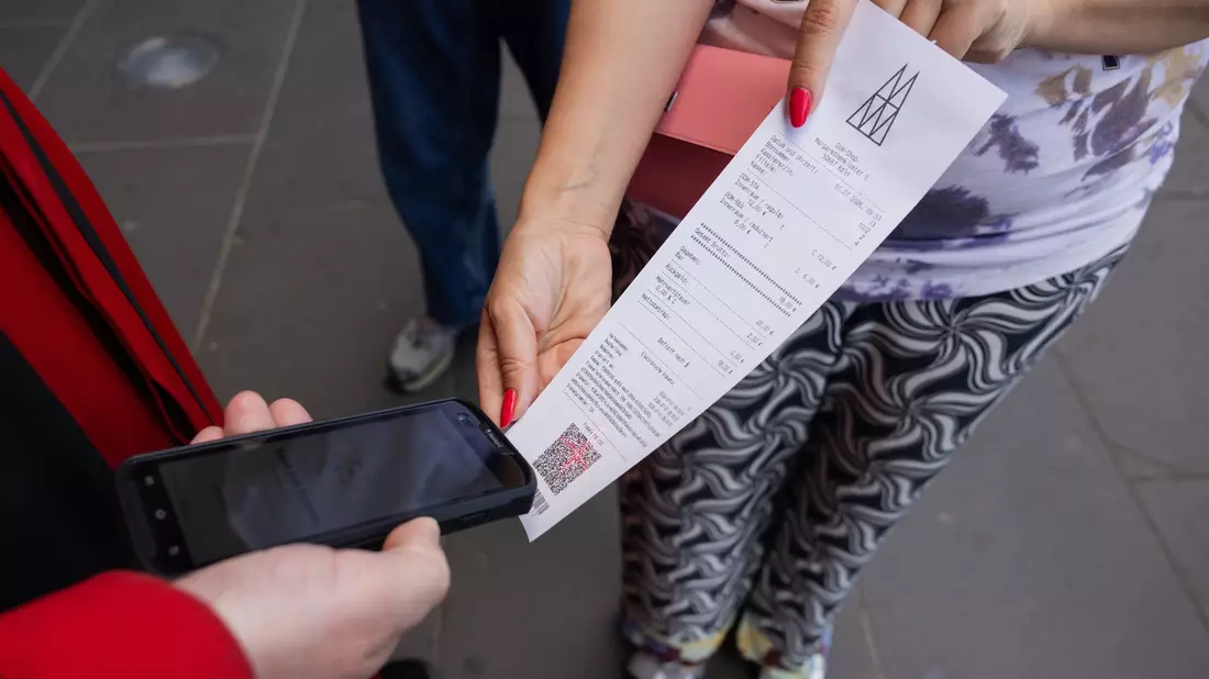 Probleme gab es kurz beim Scannen der Tickets. - Bild: Rolf Vennenbernd/dpa