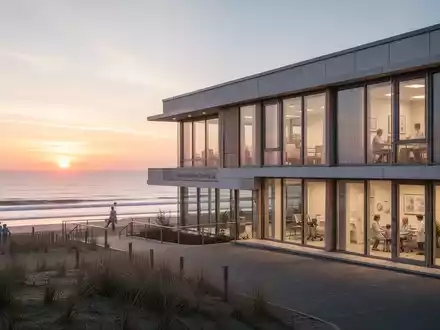 Ein modernes Reha-Klinikgebäude mit großen Fenstern an einem ruhigen Nordseestrand bei Sonnenuntergang. Betont ganzheitliche und familienorientierte Versorgung. - Foto: über boerse-global.de