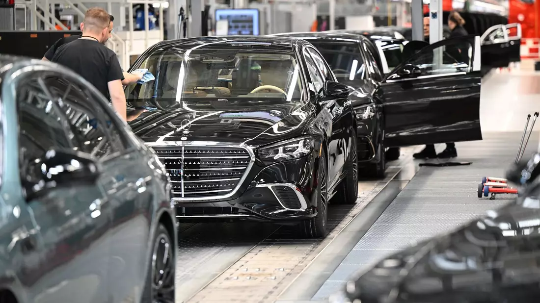 IG Metall ruft zu Protest bei Sparkurs bei Mercedes-Benz auf. (Archivbild) - Bild: Bernd Weißbrod/dpa