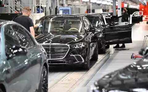 IG Metall ruft zu Protest bei Sparkurs bei Mercedes-Benz auf. (Archivbild) - Foto: Bernd Weißbrod/dpa