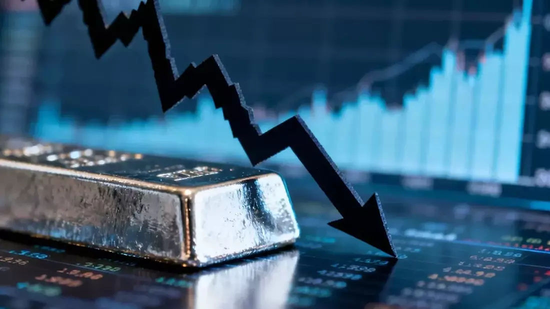 Silver Slips Below $58 as Geopolitical Tensions, Fed Stance, and Weak Industrial Demand Weigh