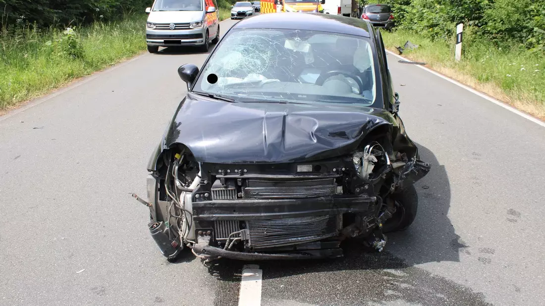 POL-MI: Zwei Verletzte und hoher Sachschaden nach Verkehrsunfall auf der Lübbecker Straße (B65) - Bild: presseportal.de