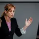 Familienministerin Karin Prien will das Programm «Demokratie leben!» neu ausrichten. (Archivbild) - Bild: Kay Nietfeld/dpa