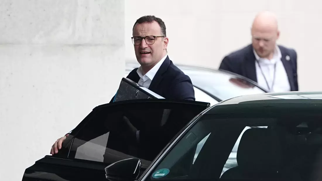 Unionsfraktionschef Jens Spahn (CDU) auf dem Weg ins Kanzleramt: Im Koalitionsausschuss geht es um eine große Themenpalette.  - Bild: Kay Nietfeld/dpa