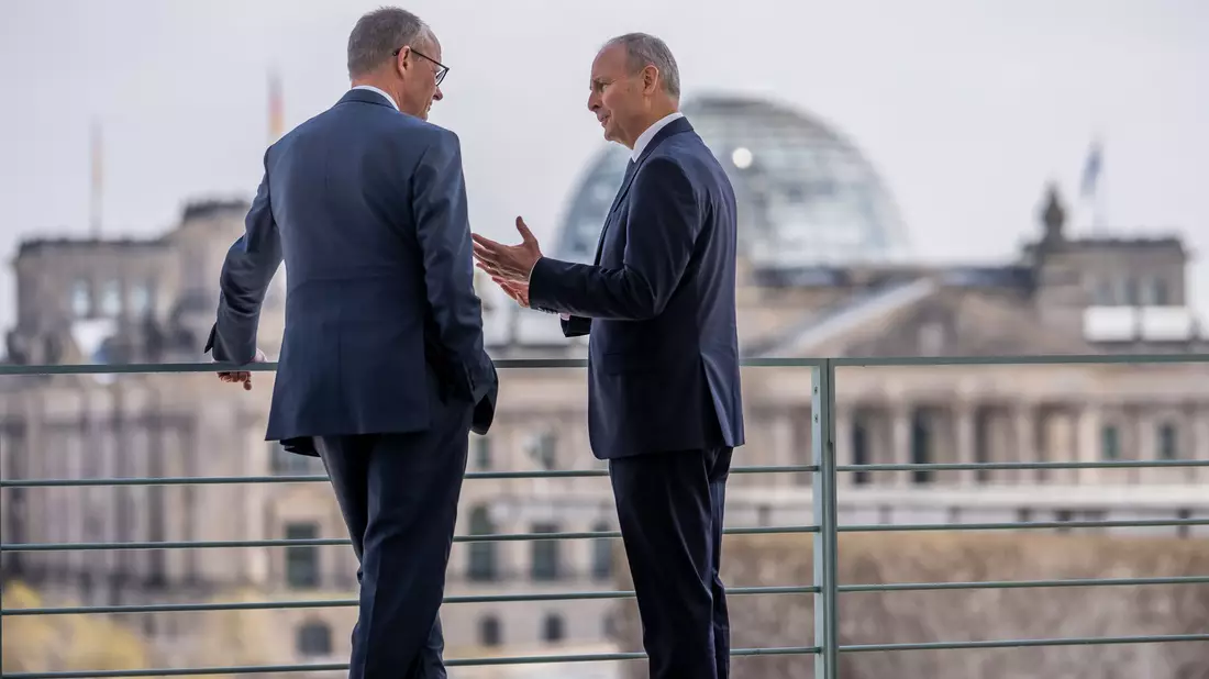 Der irische Regierungschef Micheál Martin (r) wird während der Ratspräsidentschaft zu einem Sondergipfel einladen. Hier ist er mit Kanzler Merz in Berlin zu sehen. (Archivbild) - Bild: Michael Kappeler/dpa
